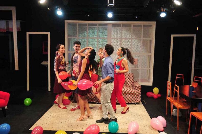 Os oito formandos do curso de teatro do Cefart, a diretora Mariana Ruggiero e o assistente Juan Queiroz posam para foto no palco do Teatro Joo Ceschiatti