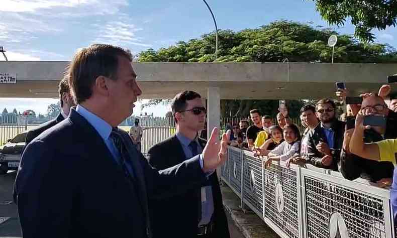 Bolsonaro repercutiu a agresso com apoiadores na entrada do Alvorada(foto: Reproduo/Facebook Jair Messias Bolsonaro)