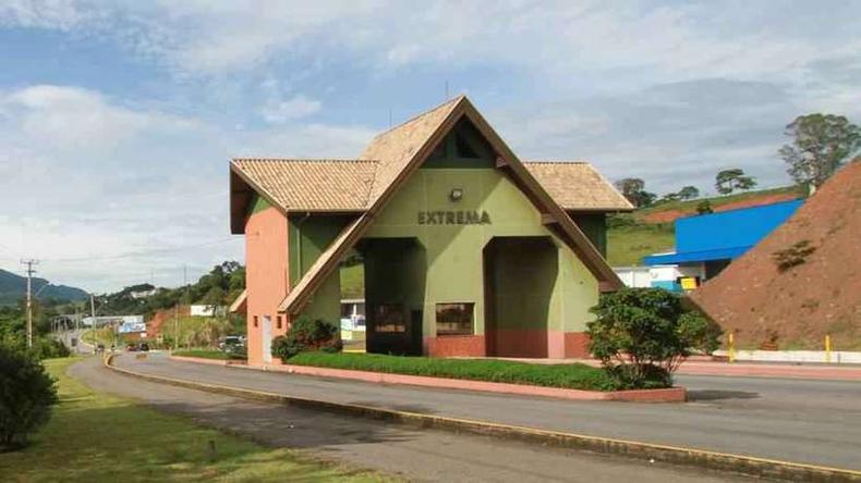 O decreto foi publicado nessa quarta-feira (29/12)(foto: Prefeitura de Extrema/Divulgação) Entrada para a cidade de Extrema