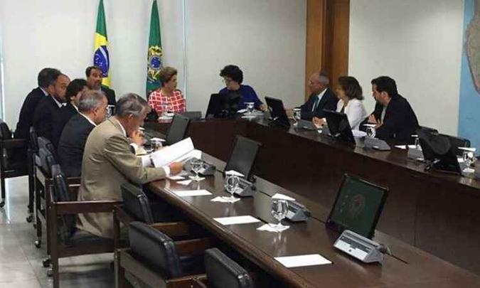 Presidente Dilma e os governadores Fernando Pimentel e Paulo Hartung discutiram, nesta sexta-feira, medidas contra Samarco(foto: Facebook/Governo do Espírito Santo) Presidente Dilma e os governadores Fernando Pimentel e Paulo Hartung discutiram, nesta sexta-feira, medidas contra Samarco(foto: Facebook/Governo do Espírito Santo)