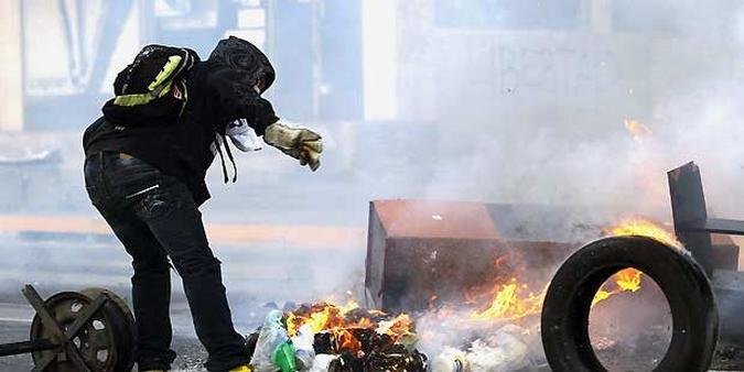 Confrontos entre manifestantes e for�as do governo nas ruas de Caracas(foto: Carlos Garcia Rawlins/Reuters)