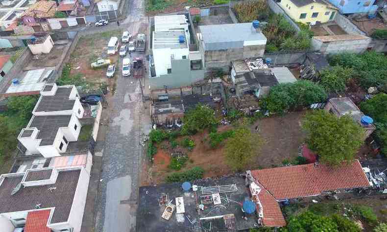 Imagem area flagrou tentativa de fuga de alvos de mandado de busca(foto: Polcia Militar/Divulgao)