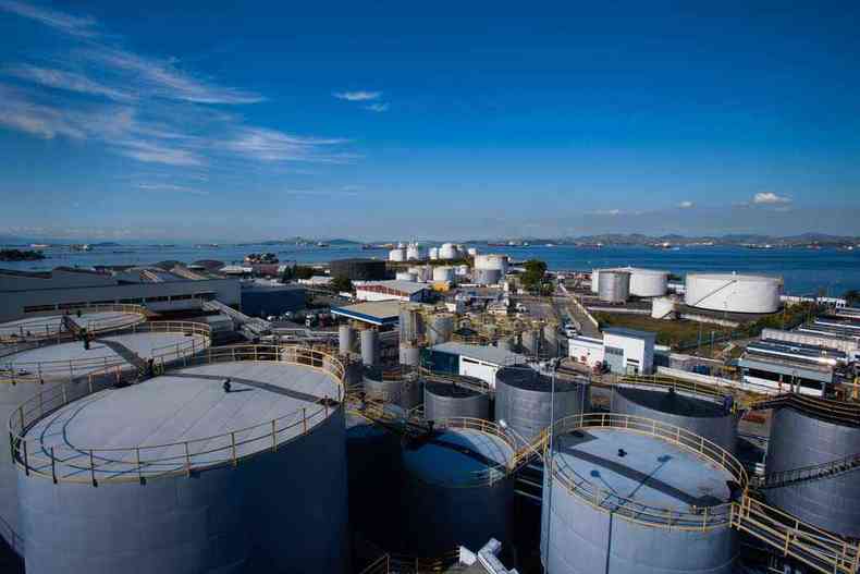 Terminal da Cosan na Ilha do Governador, no Rio de Janeiro: com negcios nos segmentos de energia e infraestrutura, conglomerado projeta ganhos de R$ 6 bilhes este ano (foto: Ricardo Teles/Divulgao )