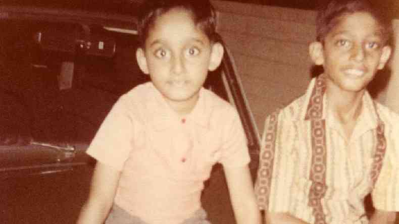 Sundar Pichai ( direita) com seu irmo, crescendo em Chennai, ndia(foto: Sundar Pichai)