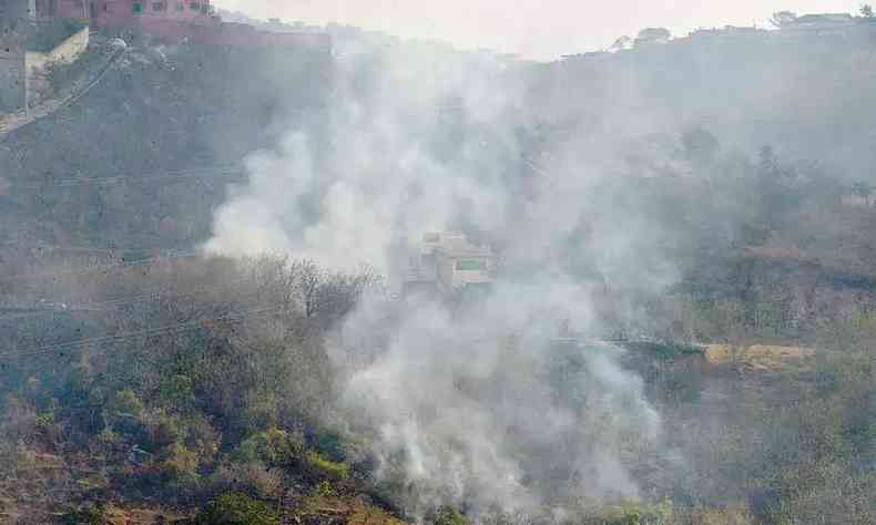 Imagem mostra incndio na Serra do Curral