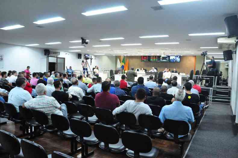 Audincia pblica foi realizada na segunda-feira (12) em Divinpolis para debater a regulamentao (foto: Divulgao/CMD)