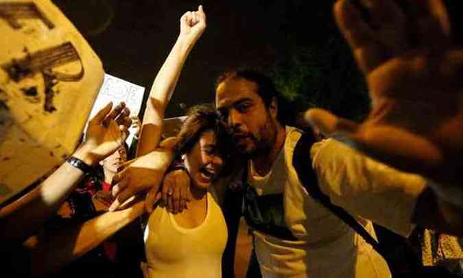 A manifestante Sininho foi recebida por amigos e familiares em meio a tumulto(foto: Fbio Motta/Estado Contedo)