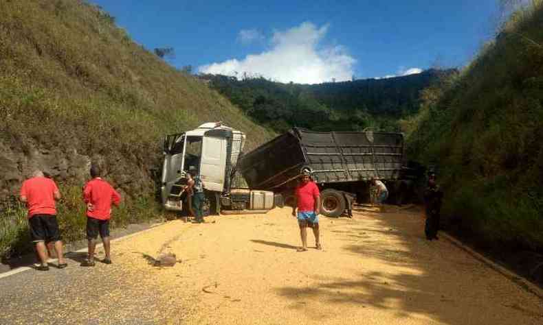 Carga de milho ficou espalhada na rodovia(foto: Reproduo/WhatsApp)