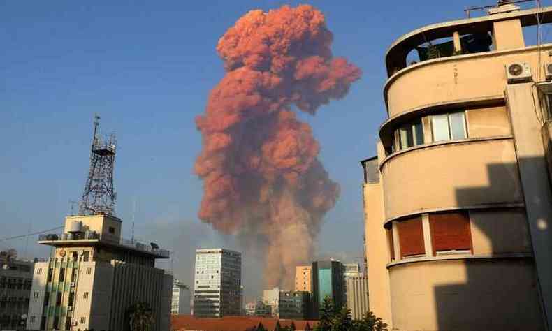 Fumaa podia ser vista antes da grande exploso na regio porturia de Beirute(foto: Anwar Amro/AFP)