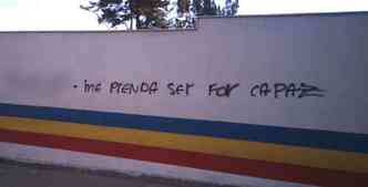Pichador desafiou a polcia a prend-lo em frase deixada no muro de batalho da PM(foto: Polcia Militar/ Divulgao)