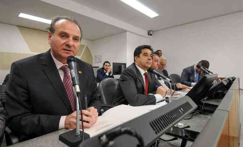 Secretrio Bilac Pinto ao lado do deputado estadual Sargento Rodrigues (PTB), presidente da comisso(foto: Leandro Couri/EM/D. A. Press)