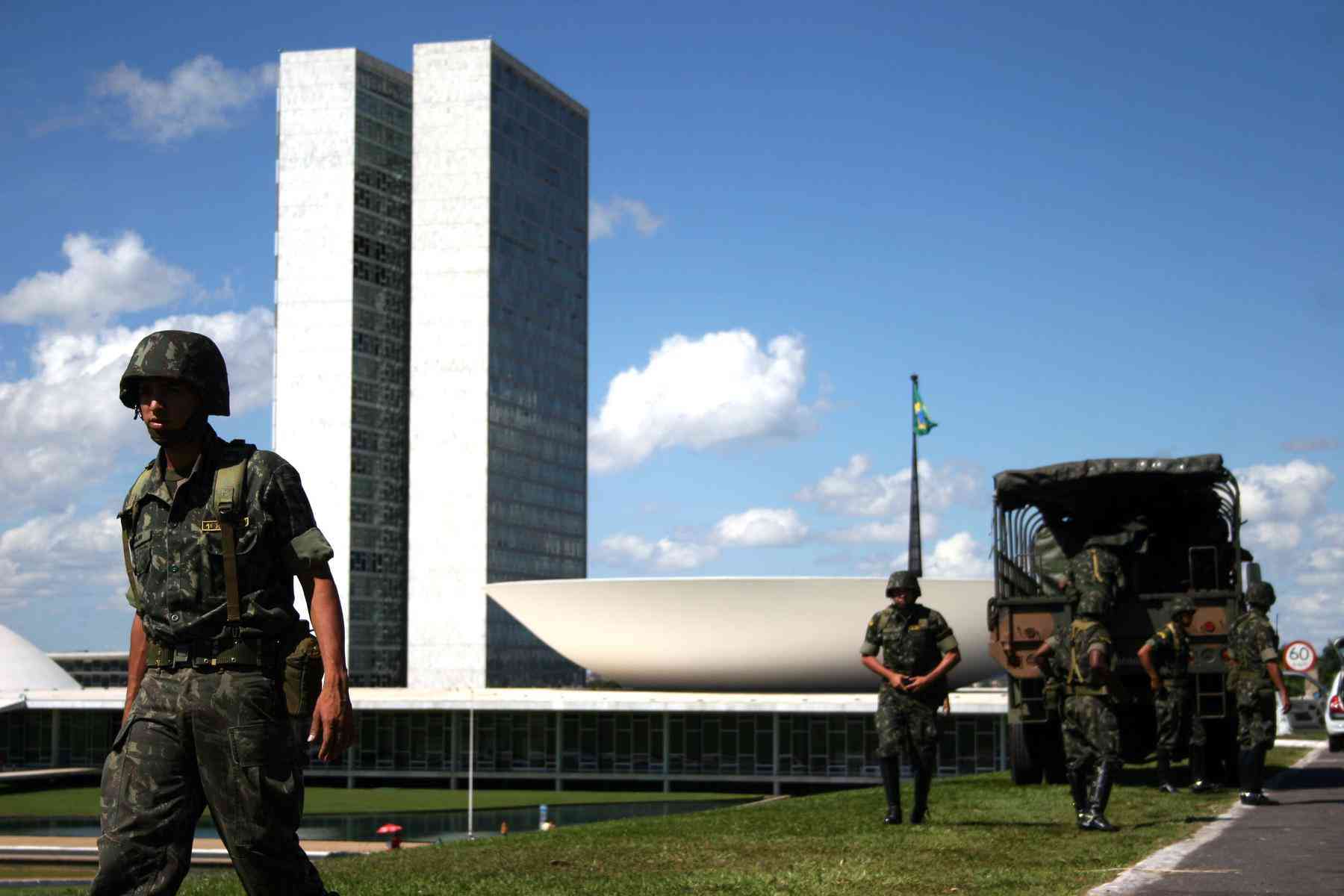 Poder Camuflado': como os militares ditam as regras do jogo no Brasil -  Politica - Estado de Minas