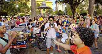Espao tombado voltou a ser ocupado ontem por bloco carnavalesco(foto: Gladyston Rodrigues/EM/D.A Press)