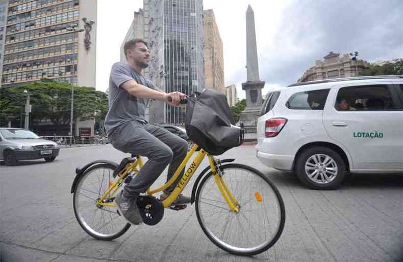 O mdico residente Gustavo Rodrigues adotou o deslocamento em bike compartilhada, mas reclama de falta de estrutura (foto: Alexandre Guzanshe/EM/D.A Press)