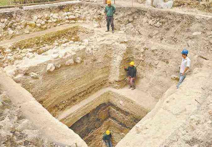 Escavaes no local em que foi achada a mais antiga construo do stio de Ceibal, na Guatemala: influncias culturais que vo alm da civilizao olmeca(foto: REVISTA SCIENCE/DIVULGAO)