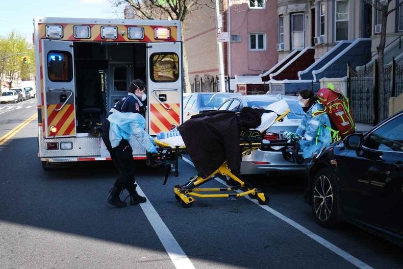 Paciente com Covid-19 é atendida por ambulância em Nova York(foto: SPENCER PLATT / Getty Images via AFP) Paciente com Covid-19 é atendida por ambulância em Nova York(foto: SPENCER PLATT / Getty Images via AFP)