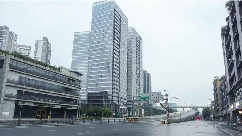 Chengdu entrou em lockdown na semana passada(foto: EPA) Avenida vazia em meio a prédios