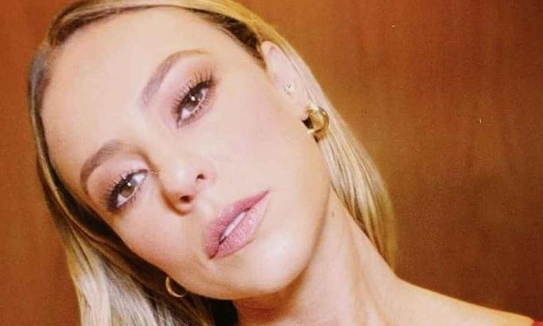 Em foto de Instagram, Paolla Oliveira est com os cabelos louros e lisos e usa maquiagem