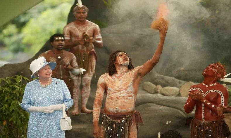 Elizabeth II durante cerimônia aborígene na Austrália