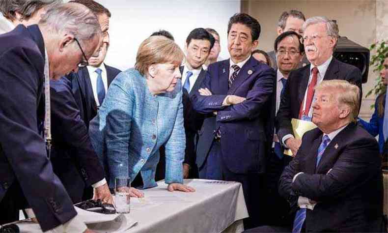 A chanceler Angela Merkel e outros lderes do mundo conversam com o presidente Donald Trump(foto: Governo alemo/Divulgao)