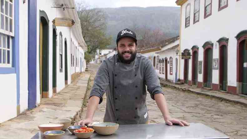 O chef Rafael Pires passou a gravar vdeos ensinando receitas em pontos tursticos da cidade(foto: andr frade/Divulgao)