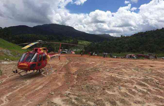 Uma das vtimas teve que ser socorrida pelo helicptero dos bombeiros(foto: Corpo de Bombeiros/Divulgao)