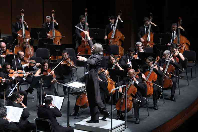 No palco, Silvio Viegas rege a Orquestra Sinfnica de Minas Gerais