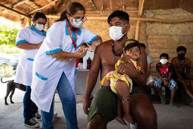 Indgena Guarani recebe vacina CoronaVac da enfermeira Rosane das Neves durante campanha de vacinao contra Covid-19 na Aldeia Mata Verde Bonita (Tekoa Ka'Aguy Ovy Por) em 20 de janeiro de 2021 em Marica (RJ), Brasil.