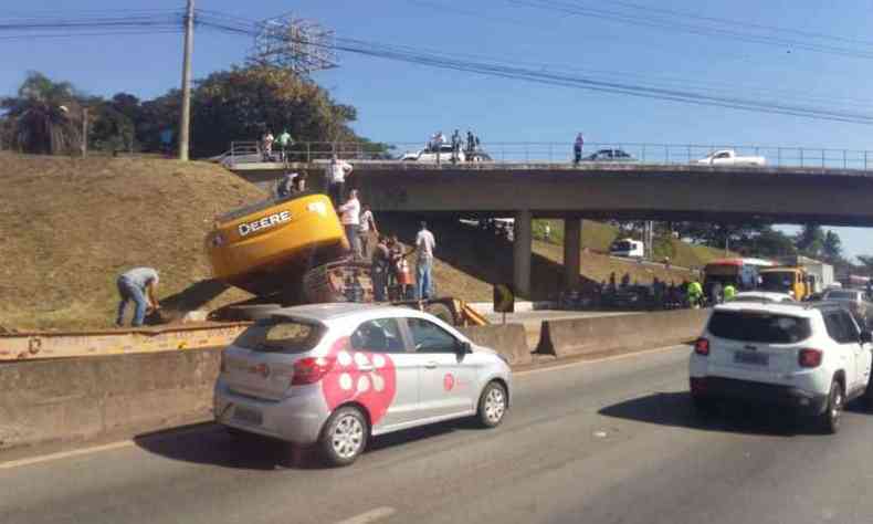 Mquina atingiu o viaduto e saiu parcialmente de cima da carreta que a transportava(foto: Clarisse Souza/EM/D.A.Press)
