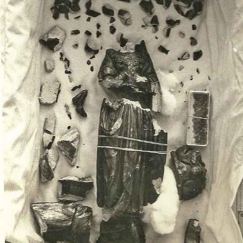 Em 1978, estátua caiu no chão após tentativa de roubo e foi quebrada em vários pedaços | Foto Arquivo pessoal(foto: BBC) Imagem da santa Nossa Senhora Aparecida quebrada após tentativa de roubo em 1978