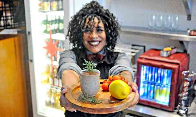 A bartender Giselle Salviano tenta quebrar o preconceito de que cachaa se resume a caipirinha
