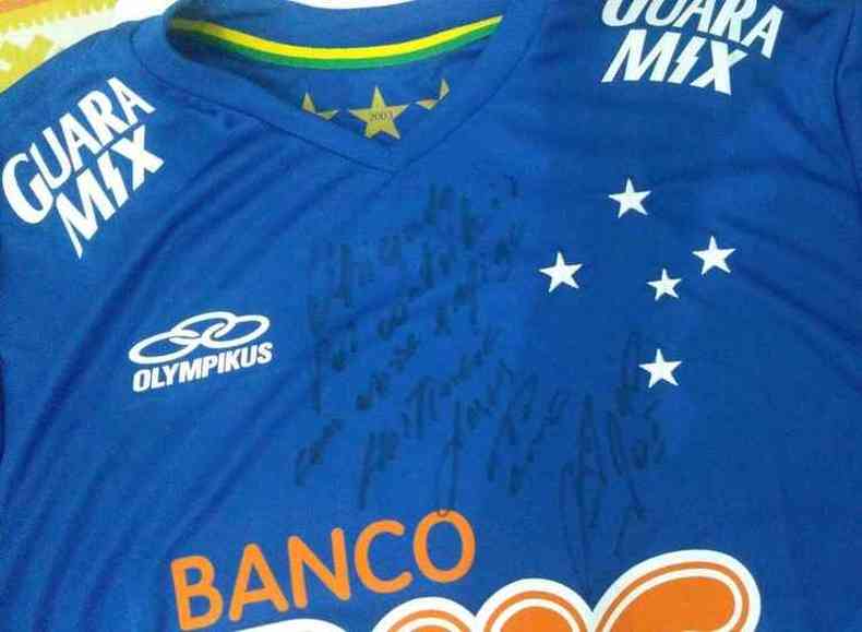 O goleiro Fbio, do Cruzeiro autografou uma camisa do time celeste que ser sorteada no domingo(foto: Divulgao)