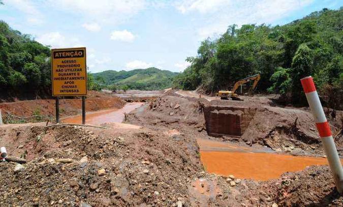 Recuperação de estrutura no Rio Gualaxo, em Paracatu de Cima: comunidades com dificuldade de acesso a escolas e postos de saúde (foto: Jair Amaral/EM/D.A Press) Recuperação de estrutura no Rio Gualaxo, em Paracatu de Cima: comunidades com dificuldade de acesso a escolas e postos de saúde (foto: Jair Amaral/EM/D.A Press)
