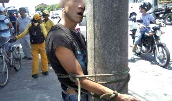 Homem amarrado a poste depois de assalto em Santa Catarina(foto: Polcia Militar/Divulgao)