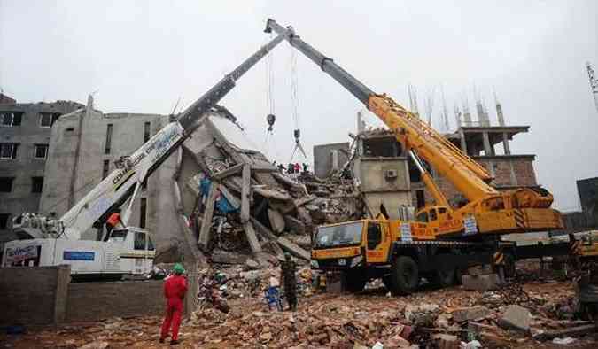 Equipes iniciaram retirada dos escombros do edifcio Rana Plaza nesta segunda-feira, 29