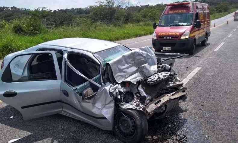 Acidente entre carro e caminho deixa motorista ferido em Ravena(foto: Corpo de Bombeiros/Divulgao)