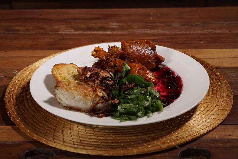 frango ao molho de jabuticaba, inhame assado na manteiga e raspas de limao, crocante de cebola e salada de azedinha