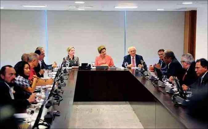 Dilma se reuniu comsindicalistas e pediu sugestes para perguntas que vo compor a pauta do plebiscito(foto: Evaristo S/AFP)