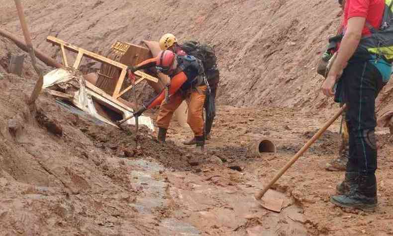 Nesse domingo, bombeiros continuaram buscas, incluindo a rea da barragem rompida, onde foram encontrados trs veculos cobertos por rejeitos de minrio(foto: Corpo de Bombeiros/Divulgao)