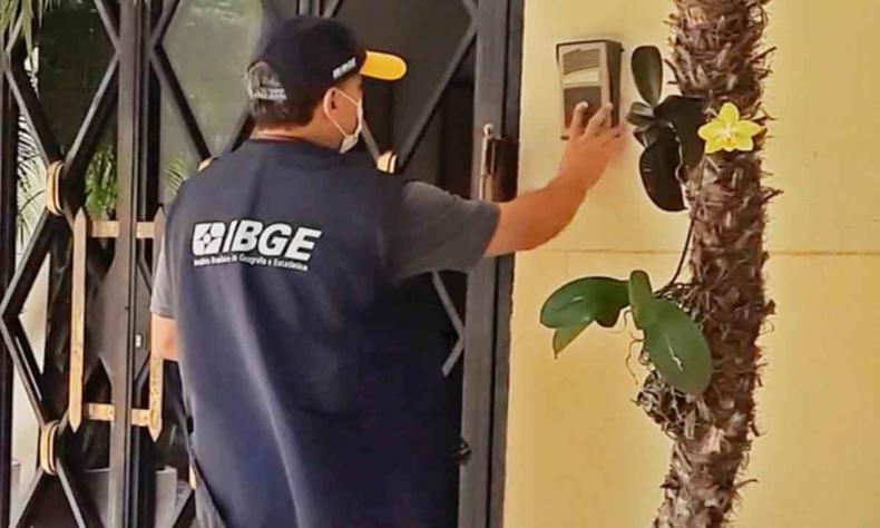 Recenseador do IBGE tocando a campainha de uma casa