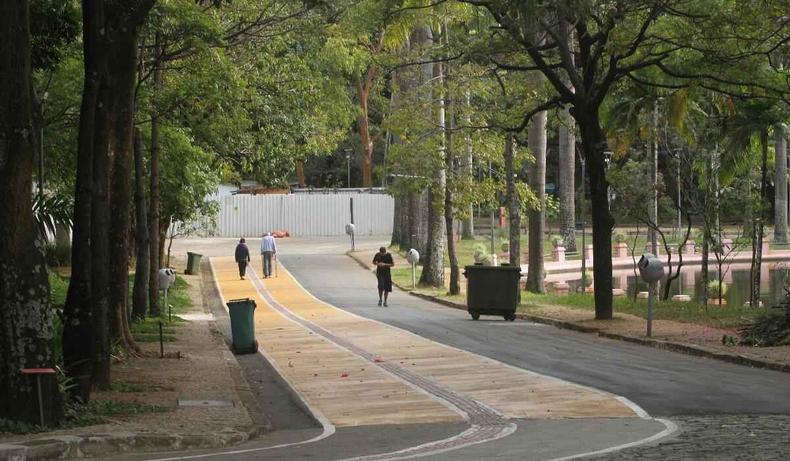 Quem antes usava o parque para cortar caminho, ou para um descanso rápido no horário de almoço, pode acabar desistindo pela burocracia de retirar o ingresso e apresentar na portaria, onde apenas um funcionário é responsável por conferir os bilhetes digitais, causando filas.(foto: Jair Amaral/EM/D.A Press) Pista de corrida do Parque Municipal, vazia.