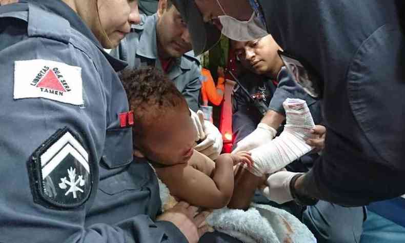 Militares tiveram que cortar o piso para retirar o cano e depois soltar a perna da criana(foto: Corpo de Bombeiros/Divulgao)