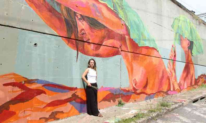 A artista Priscila Amoni diante do painel pintado em paredo de linha frrea em BH: 'Temos que renascer dessa lama. No d para afundar nela'(foto: Jair Amaral/EM/D.A PRESS)