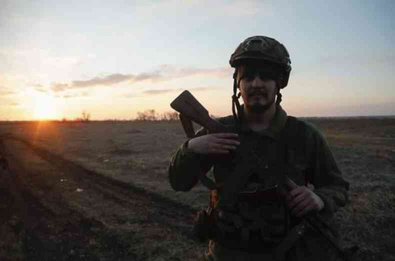 Soldado ucraniano na linha de frente na guerra contra a Rssia