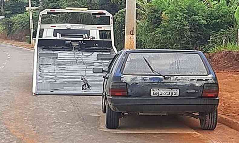 Na fuga, ladro parou para tirar uma 'sonequinha' em carro roubado