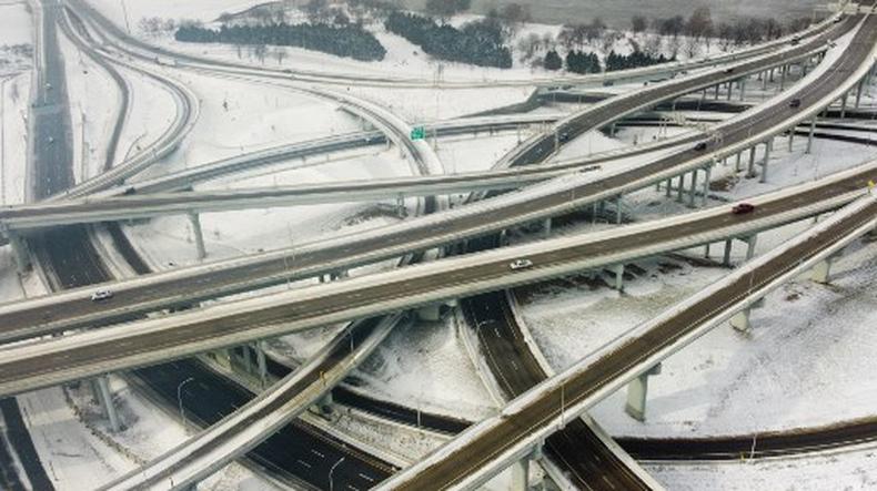 Trevo de várias rodovias nos EUA com pouco movimento devido à neve(foto: LEANDRO LOZADA / AFP) Trevo de várias rodovias nos EUA com pouco movimento devido à neve