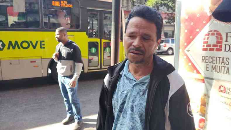 Reinaldo Pereira no ponto de ônibus no Centro
