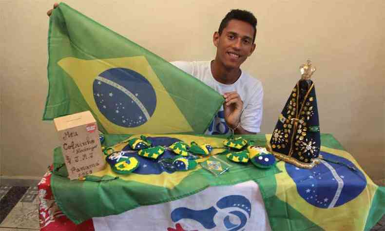 Rodrigo Martins est juntando dinheiro desde 2016: vendeu tortas e salgados, ofereceu rifas e montou bazar e feira de artesanato. Tudo para realizar o sonho da viagem(foto: Jair Amaral/EM/DA Press)