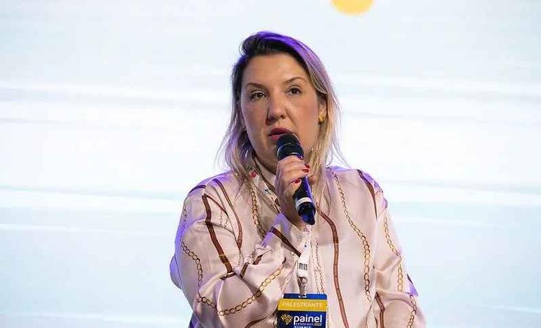 Daniella Marques fala ao microfone 