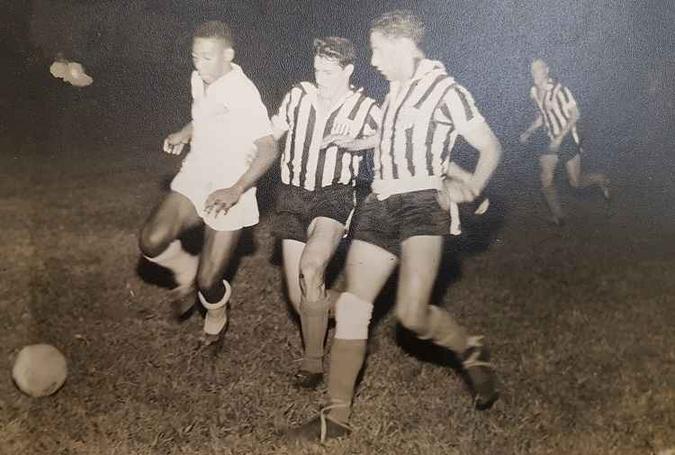 Primeiro jogo de Pelé em Belo Horizonte: pênalti defendido pelo goleiro Arizona, no Independência(foto: Arquivo EM) Primeiro jogo de Pelé em Belo Horizonte: pênalti defendido pelo goleiro Arizona, no Independência(foto: Arquivo EM)